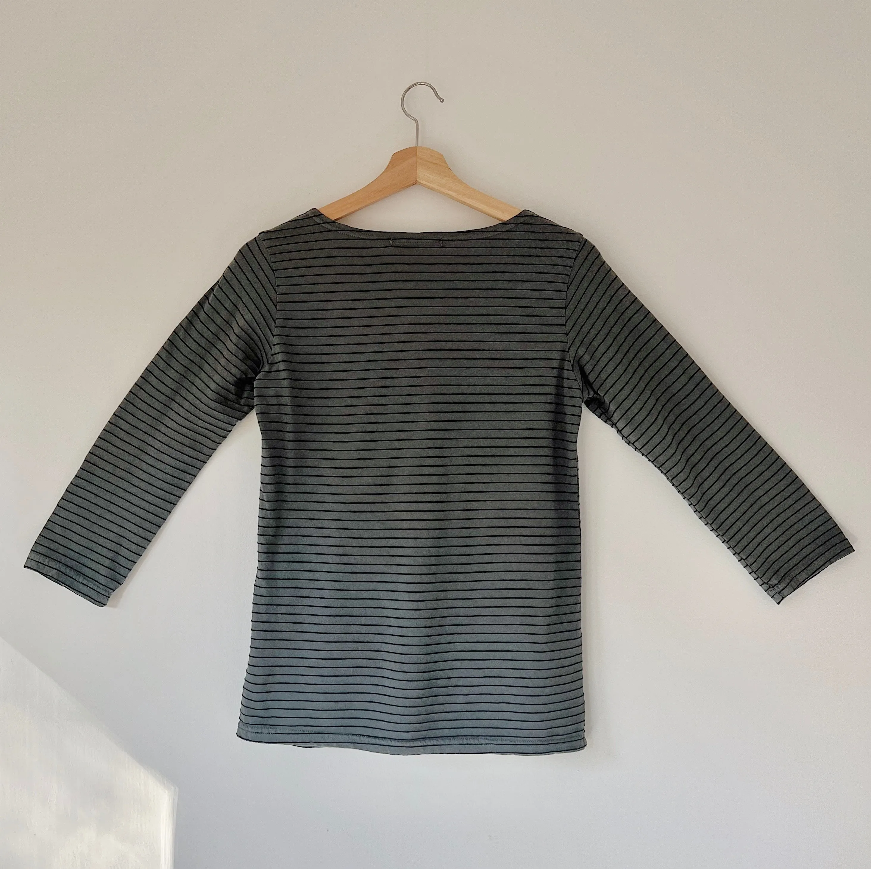 Cut Loose | 3/4 Sleeve Boatneck Tee Shirt in Thin Anthracite Stripe